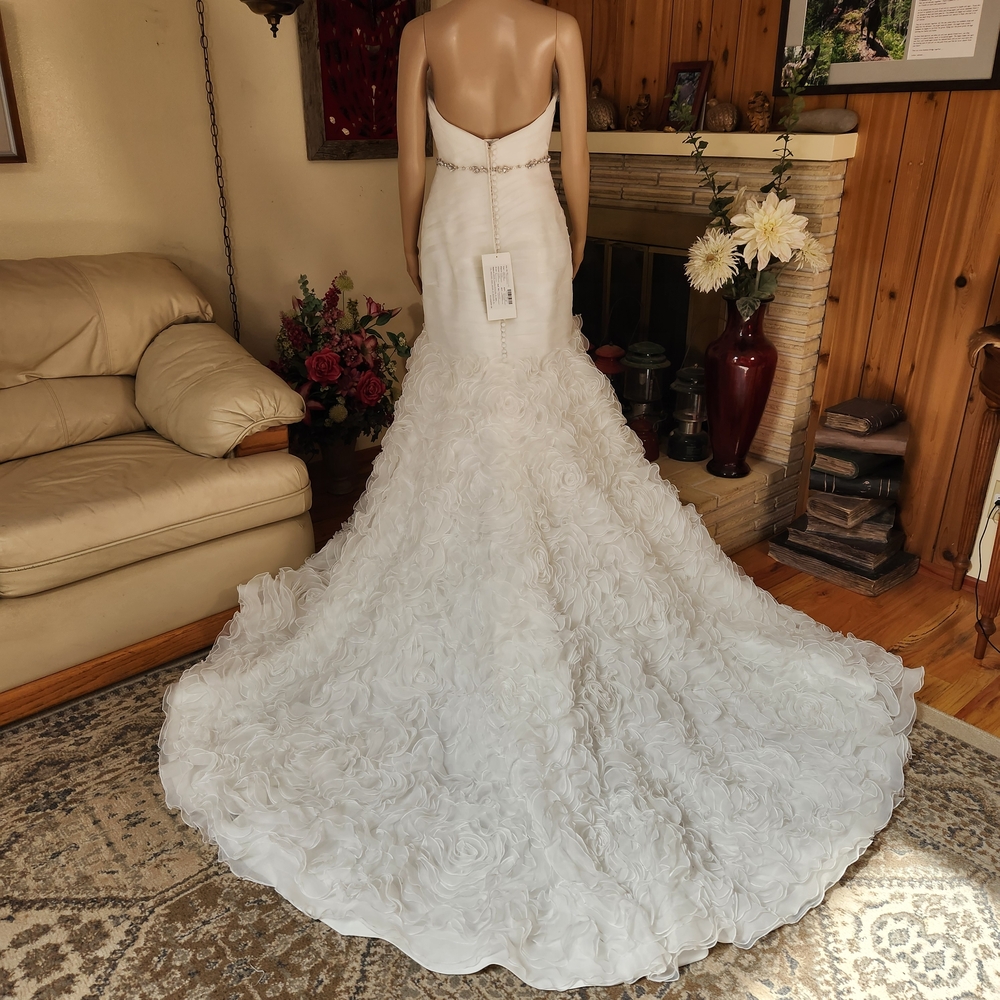 NWT Jasmine Bridal Ivory Wedding Gown | Style T394 | Size 6 - Picture 3 of 16